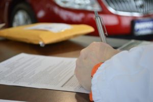Eine Person unterschrieb ein Dokument 